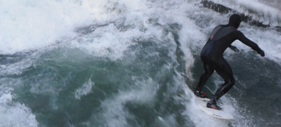 Eisbach mit stehender Welle